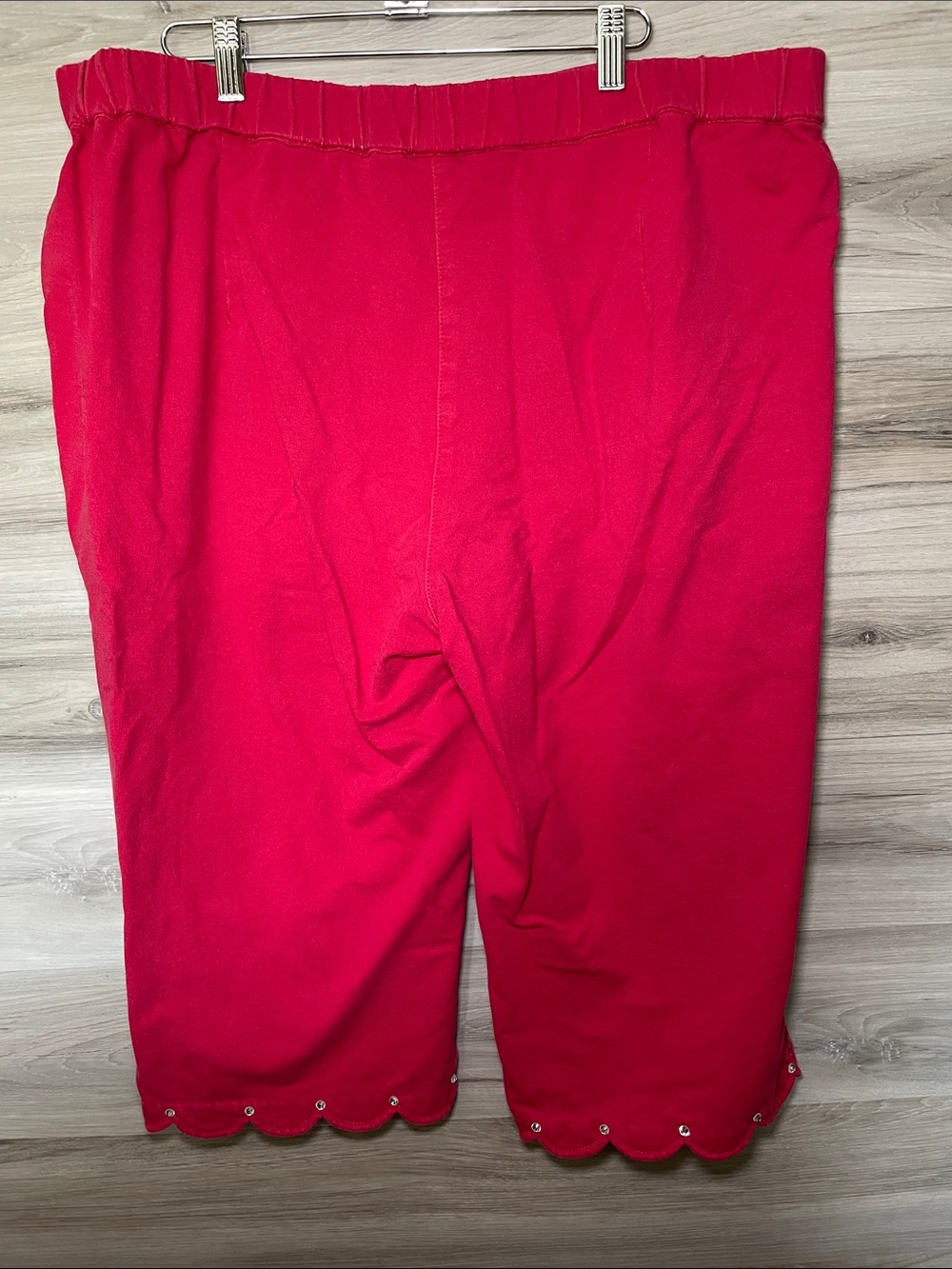 Women's Dreamjeannes Scalloped Bottom Capris by Quacker Factory, XL, Red - Picture 4 of 7